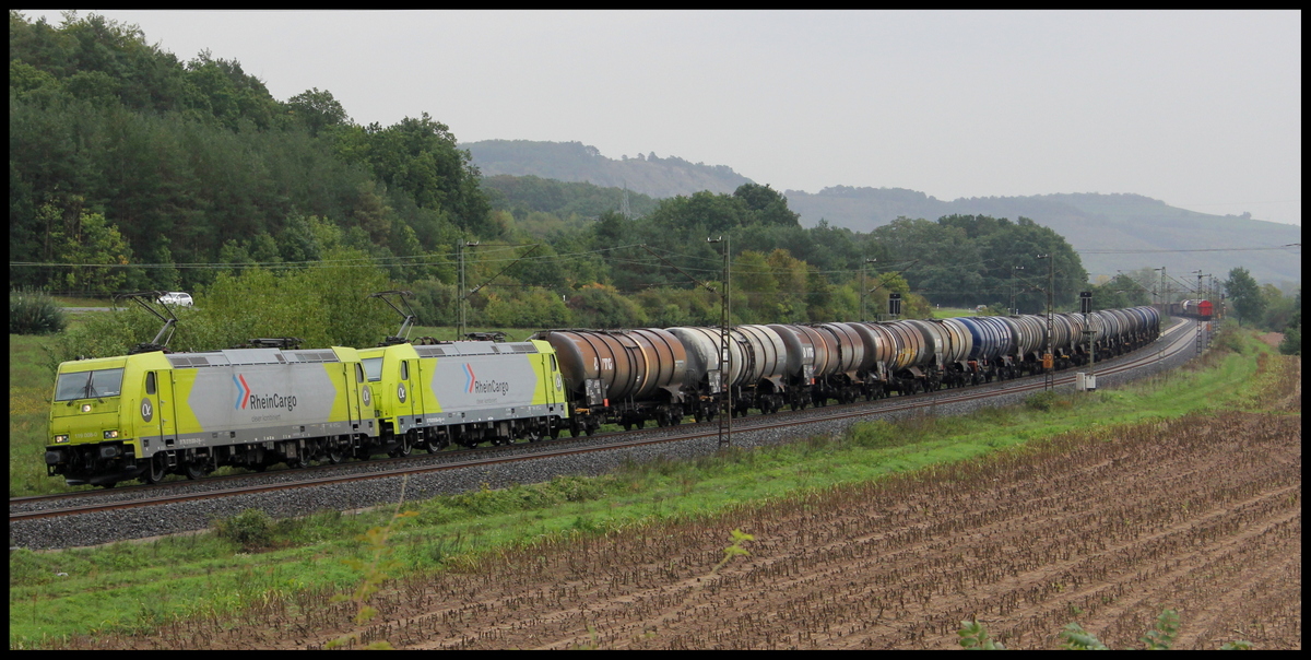 119 008 und 119 004 mit Kesselwagenzug am 22.09.15 bei Harrbach