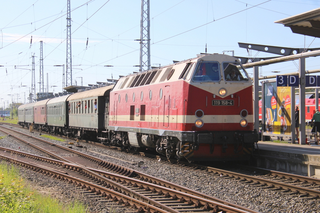 119 158 mit SDZ von Berlin-Schöneweide nach Bad Doberan bei der Einfahrt im Rostocker Hbf.10.08.2024