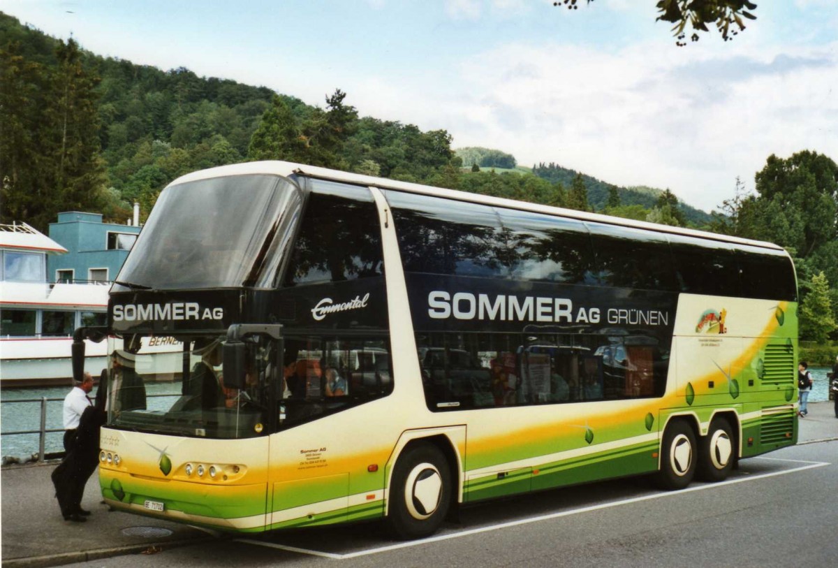 (119'205) - Sommer, Grnen - BE 71'702 - Neoplan am 18. Juli 2009 bei der Schifflndte Thun