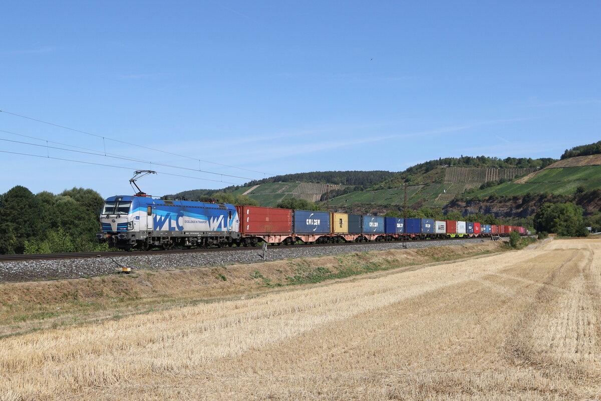 1193 580 von  WLC  war am 8. August 2022 mit einem Containerzug bei Himmelstadt auf dem Weg nach Wrzburg.