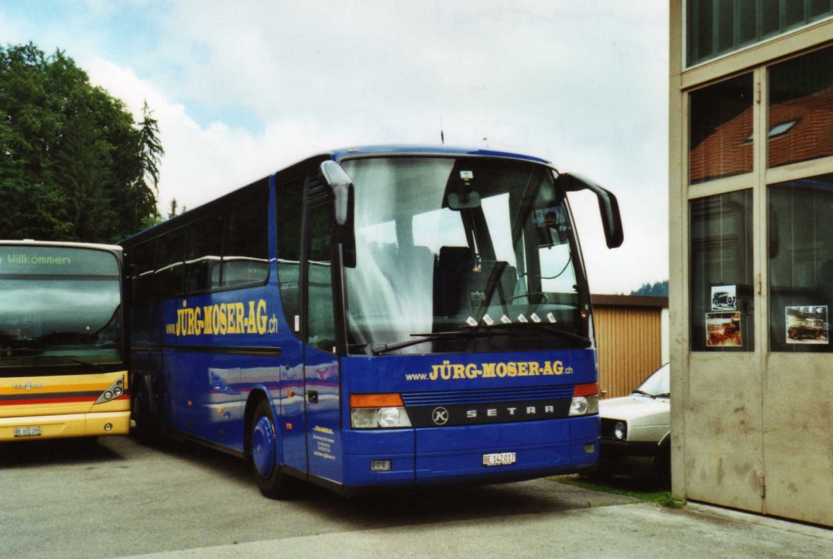 (119'505) - Moser, Teuffenthal - BE 142'017 - Setra (ex BE 336'192; ex AutoPostale Ticino-Moesano; ex P 26'001; ex Barenco, Faido) am 9. August 2009 in Teuffenthal, Garage