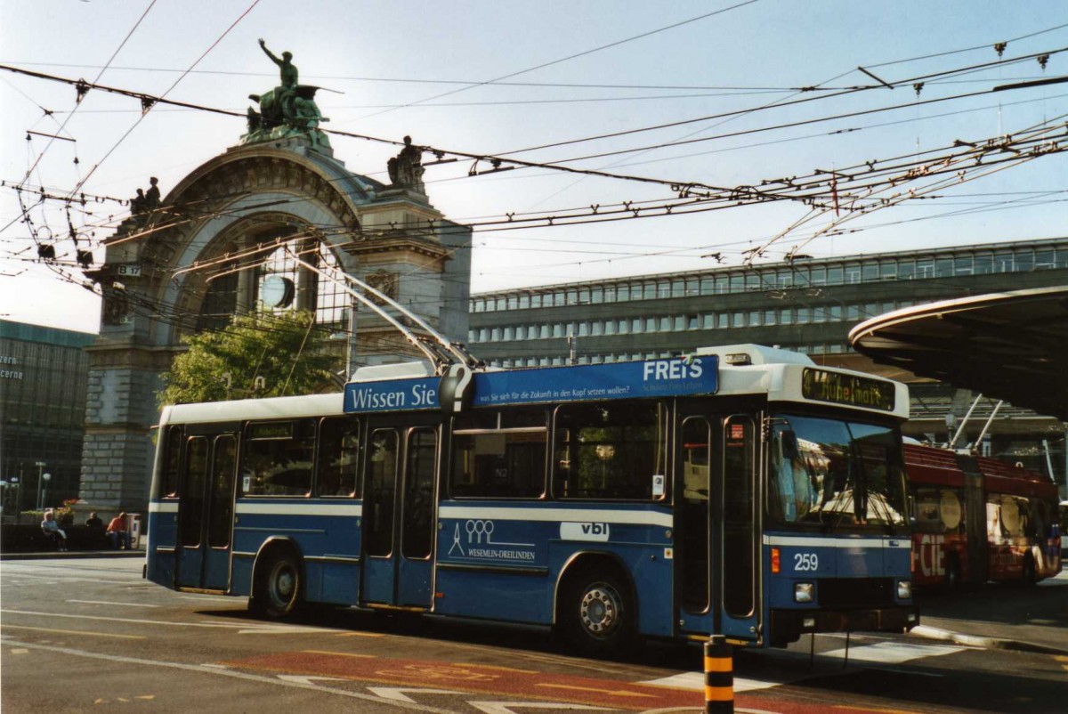 (119'629) - VBL Luzern - Nr. 259 - NAW/R&J-Hess Trolleybus am 15. August 2009 beim Bahnhof Luzern