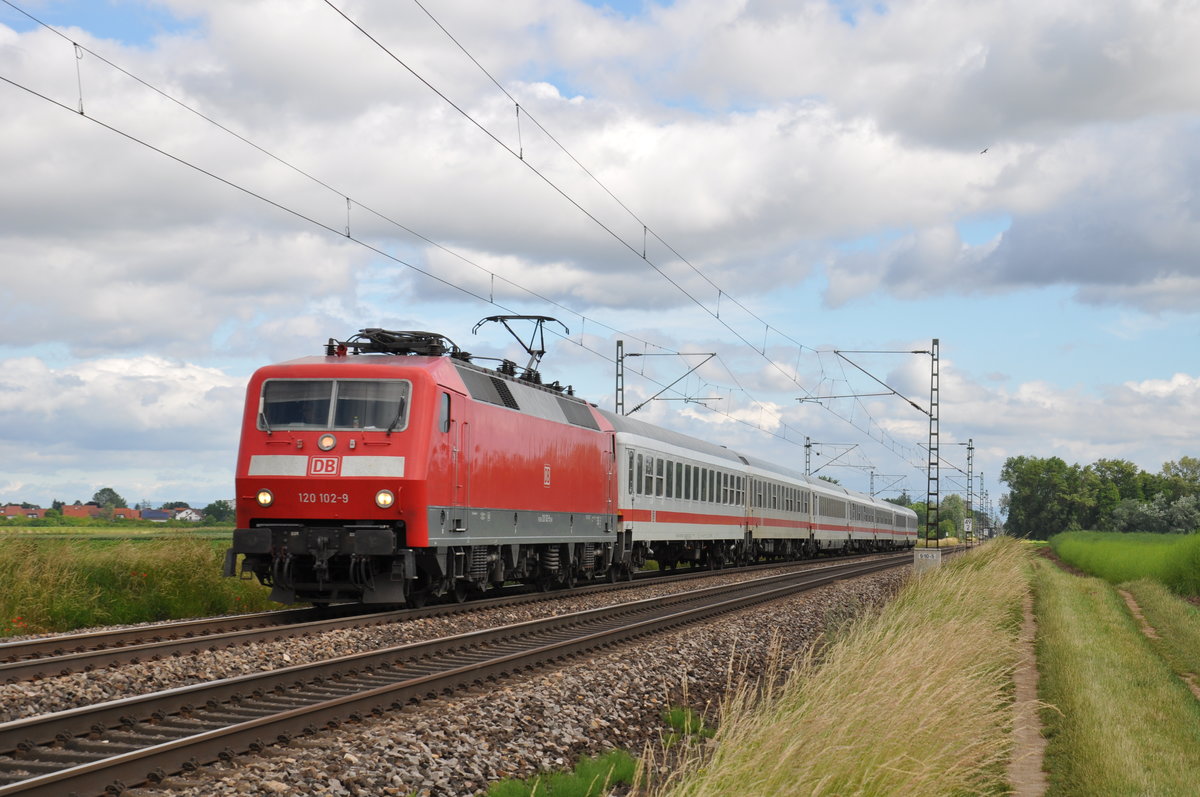 120 102-9 fuhr am 15.06.2019 mit einem IC Leerpark durch Riedstadt Wolfskehlen in Richtung Mannheim. 