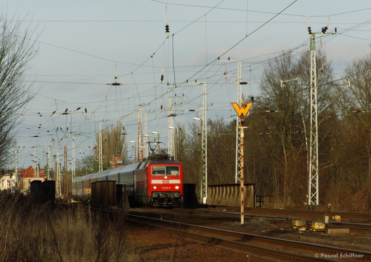 120 102 mit dem EC 177 aus Berlin in Elsterwerda, 22.12.2013.