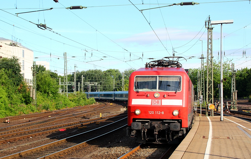 120 112-8 hat hier mit dem aus MAV Wagen bestehenden EC 175 nach Budapest Einfahrt in den Hamburg Hauptbahnhof. 15.07.2012