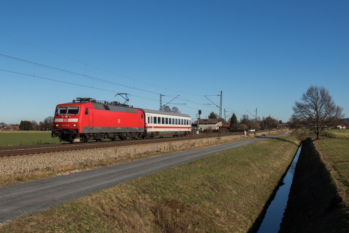 120 112-8 mit einem defekten Wagen aus Freilassing kommend am 7. Dezember 2015 bei bersee am Chiemsee.