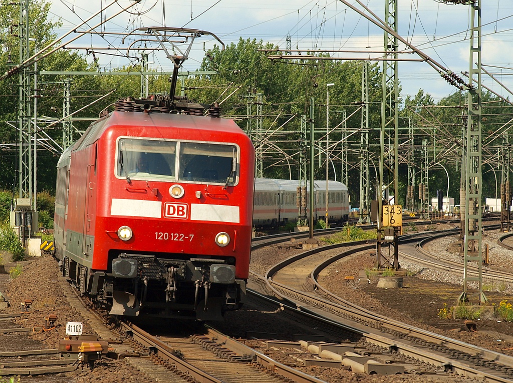 120 122-7 hat mit einem IC hier Einfahrt in HH-Harburg. 01.07.2011