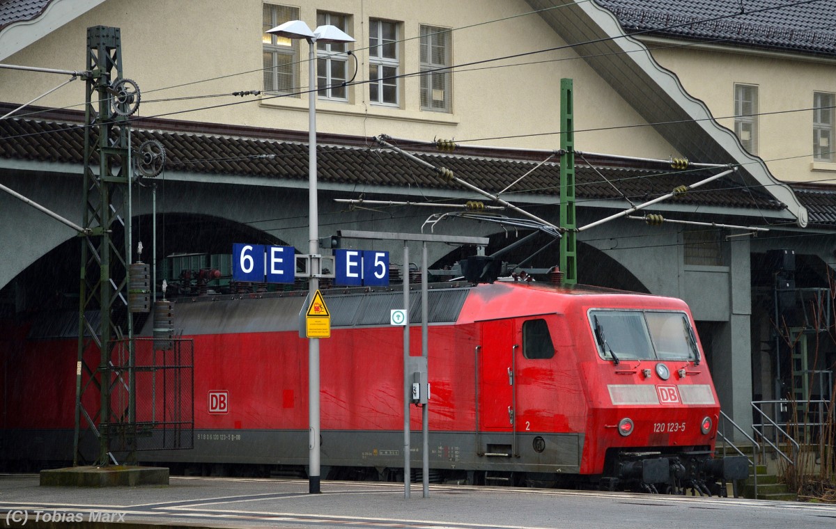 120 123-5 hing am 20.02.2016 am IC 2374 nach Sylt. Hier beim Halt im Darmstädter Hbf.
