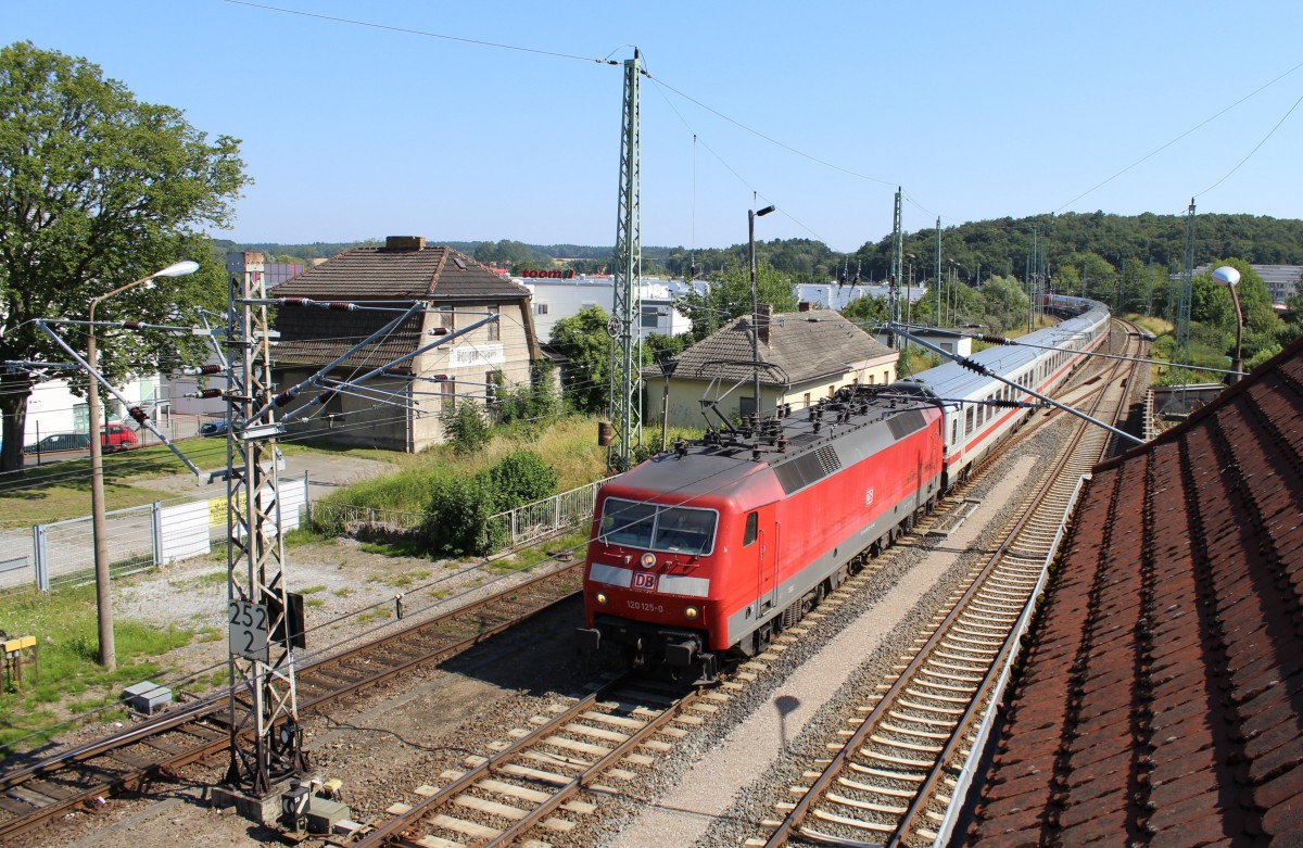 120 125-0 sahn man am 10.07.14 in Bergen auf R�gen mit einem IC. Foto entstand von der Fu�g�ngerbr�cke. 