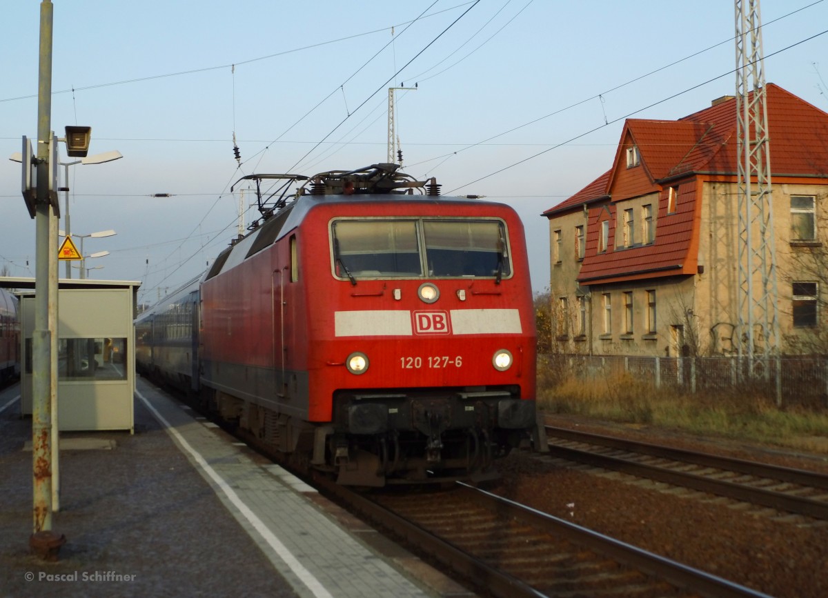 120 127 mit dem EC 177 Berlin Hbf(tief) - Bratislava am 14.12.2013 in Elsterwerda Hbf. 