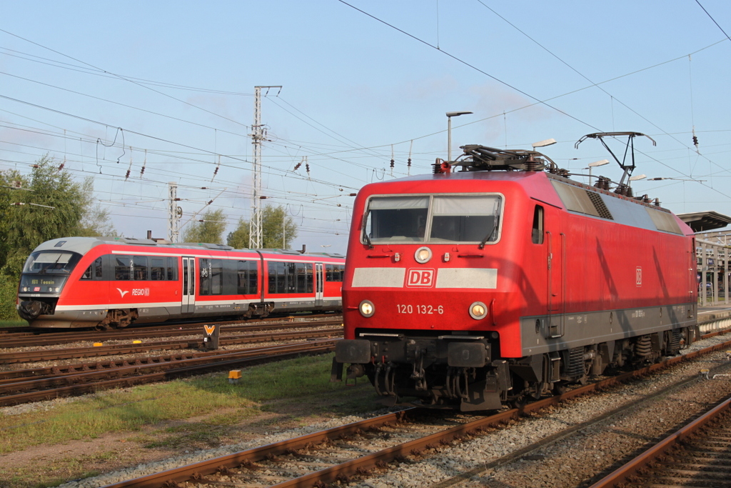 120 132-6 stand am Morgen des 19.08.2017 bei sonnigem Wetter im Rostocker Hbf neben an ging es fr 642 079 als RB 11 nach Tessin weiter.