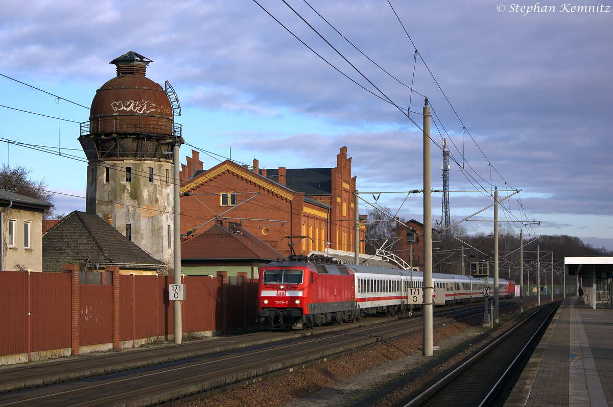 120 134-2 mit dem IC 1193 von Berlin Südkreuz nach Frankfurt(Main)Hbf, bei der Durchfahrt in Rathenow. Die 120 138-3 hatte den Intercity nachgeschoben. 17.01.2014