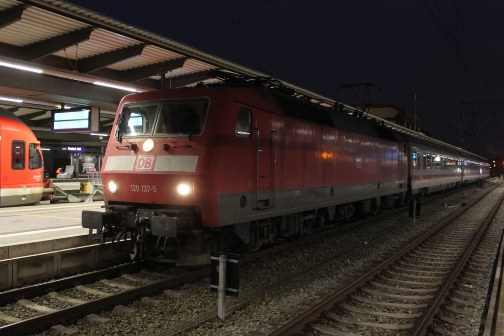 120 137 stand am Abend mit IC 2090(Rostock-Stralsund)im Rostocker Hbf,12.01.2018