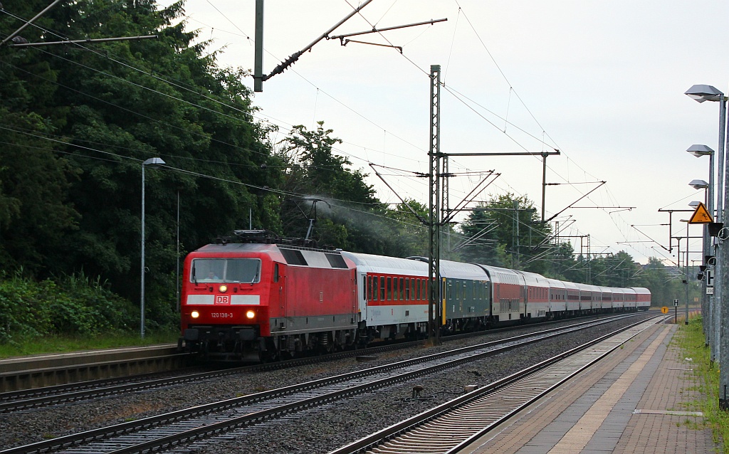 120 138-3 mit dem CNL 1272 Aurora auf dem Weg von Basel SBB nach Kopenhagen(ab Hannover Hbf mit Kurswagen aus dem CNL 447 aus Amsterdam,CNL 446 aus Prag und dem CNL 447 aus Moskau/Minsk)hier fotografiert in Schleswig 15.07.2012