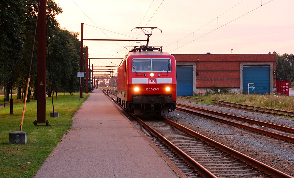 120 143-3 wird für die Übernahme des CNL 473 aus Kopenhagen vorbereitet. Padborg 02.08.12