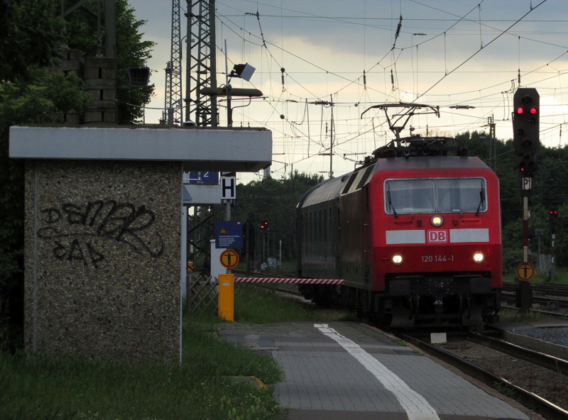 120 144-1 bei der Einfahrt in Darmstadt Kranichstein am 27.Mai.2014