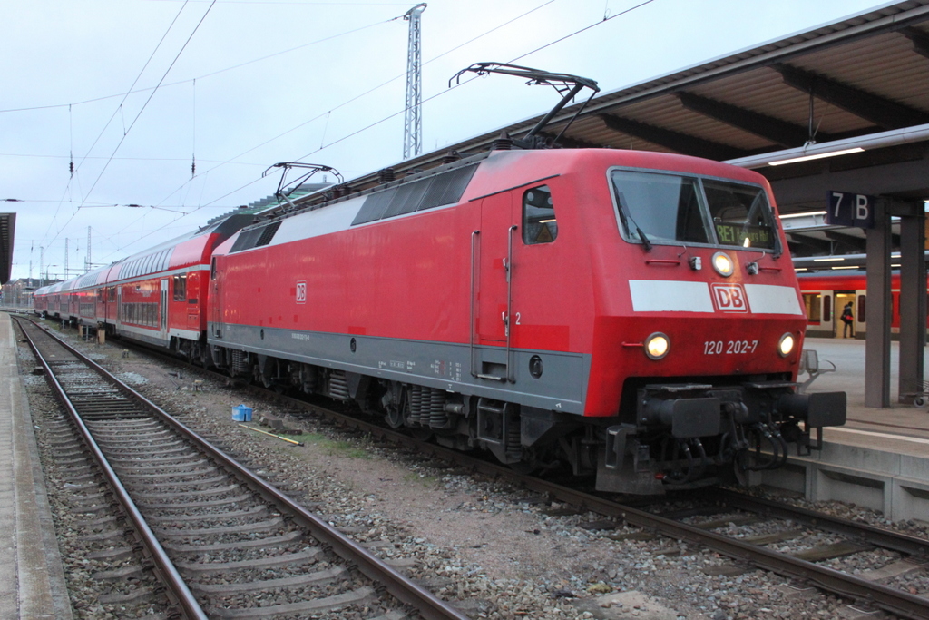 120 202-7 mit RE 4306(Rostock-Hamburg)kurz vor der Ausfahrt im Rostocker Hbf.29.12.2017