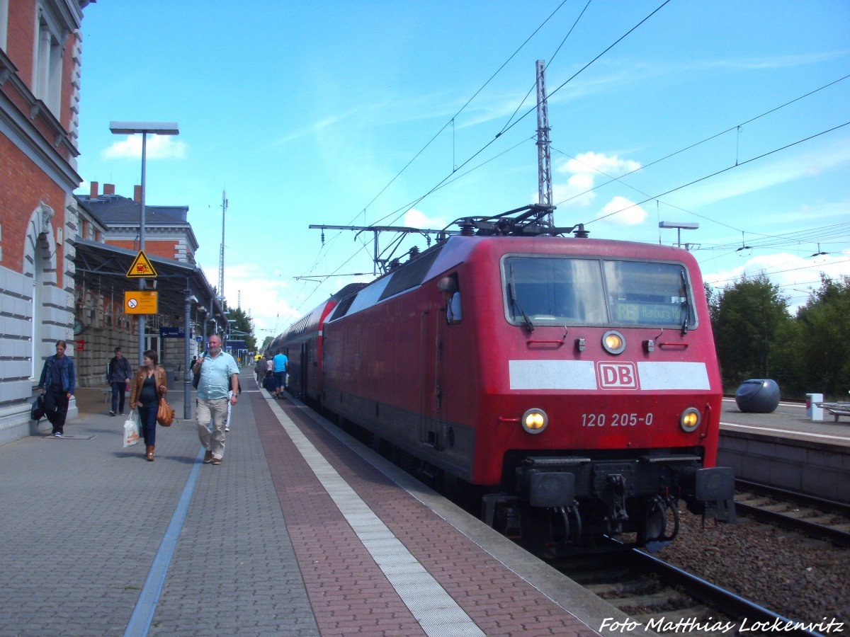 120 205 als RE1 mit ziel Hamburg Hbf im Bahnhof Btzow am 15.7.14