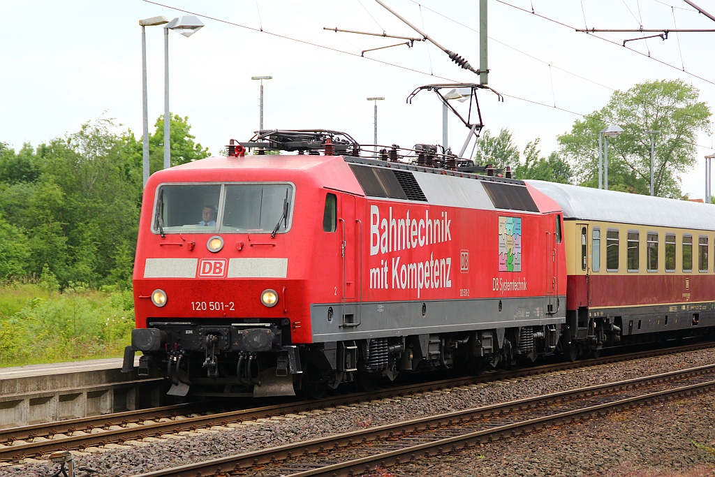 120 501-2 als Ersatz für die wohl defekte 103 113 am IC 2417 Hanseat nach Köln. Schleswig 10.06.12