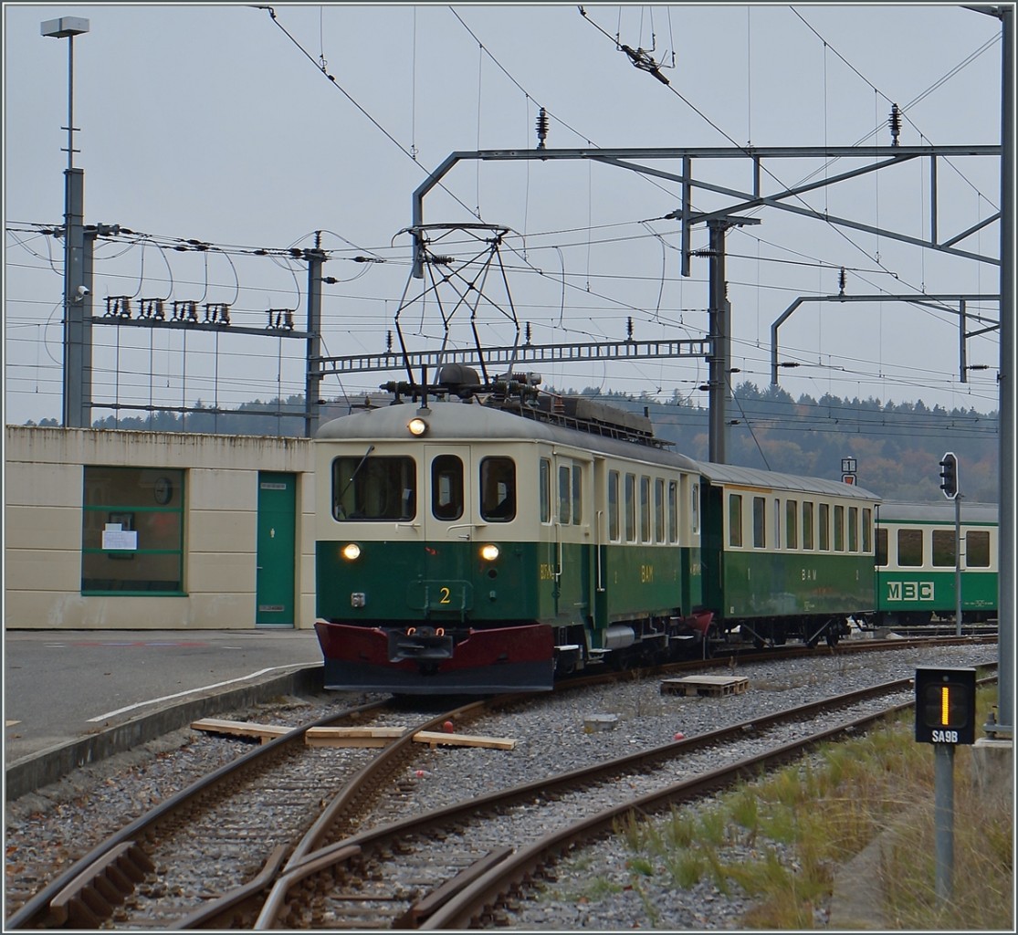 120 Jahre BAM MBC - Jubilumsimpessionen: Der BAM BCFe 4/4 N 2 wartet in Apples auf die Abfahrt als (Plan)-Regionalzug 10 nach L'Isle Mont la Ville. 24. Okt. 2015