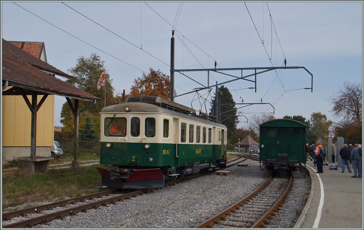 120 Jahres BAM MBC: Der BAM BCFe 4/4 N 2 ist von L'Isle Mont la Ville in Apples eingetroffen und umfhrt nun seine Wagen fr die Rckfahrt.
24. Okt. 2015