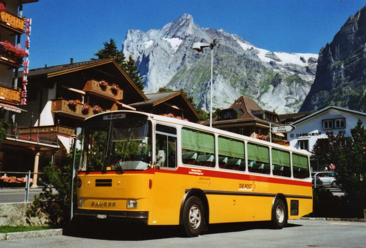 (120'404) - AVG Meiringen - Nr. 74/BE 607'481 - Saurer/R&J (ex P 24'357) am 23. August 2009 beim Bahnhof Grindelwald