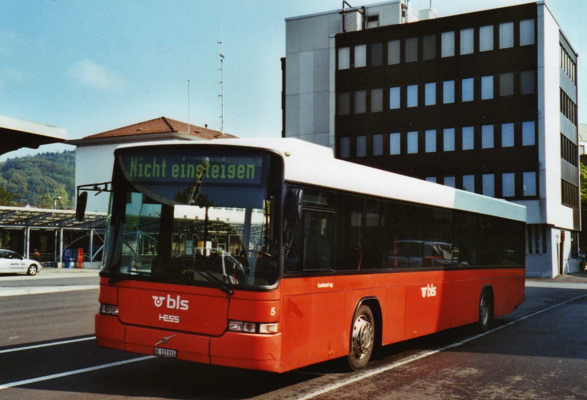 (121'334) - Busland, Burgdorf - Nr. 25/BE 122'014 - Volvo/Hess (ex AAGK Koppigen Nr. 5) am 27. September 2009 beim Bahnhof Burgdorf