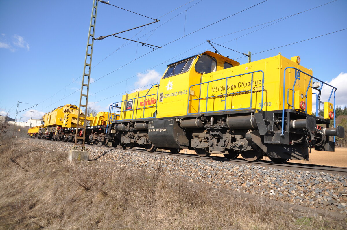 1214 008-5 (92 80 1214 008-5 D-EVULW) mit Kirow Kranwagen bei Amstetten am 01.03.2010.