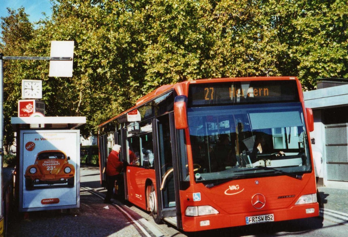 (121'537) - VAG Freiburg - Nr. 852/FR-SW 852 - Mercedes am 20. Oktober 2009 in Freiburg, Siegesdenkmal