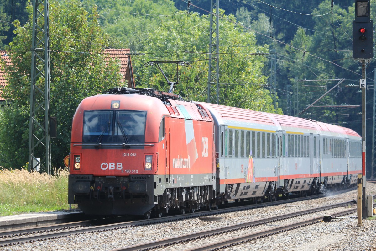 1216 012-5 ist am 20. August 2013 im Bahnhof von Assling in Richtung Mnchen-Hauptbahnhof unterwegs.