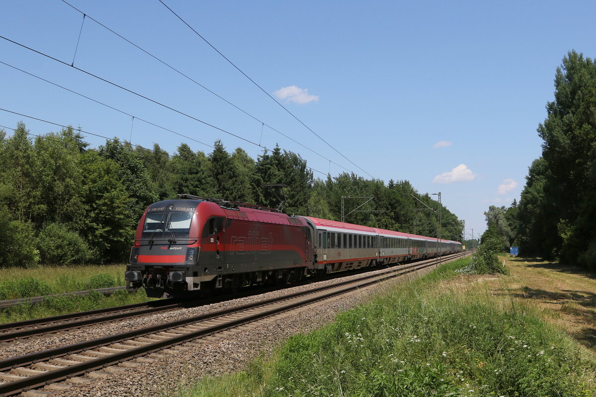1216 017 aus Mnchen kommend am 14. Juni 2023 bei Brannenburg im Inntal.