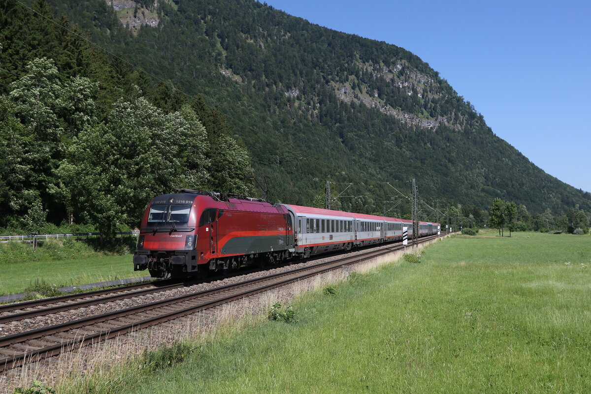 1216 019 mit einem  EC  auf dem Weg zum Brenner. Aufgenommen am 29. Juni 2023 bei Niederaudorf.