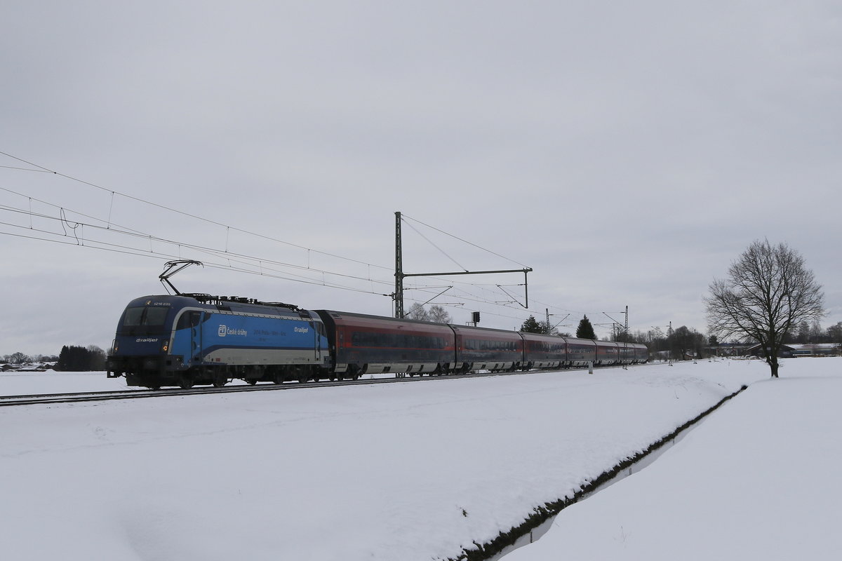 1216 235 war mit dem Railjet 564 bei bersee am Chiemsee am 12. Januar 2019 nach Innsbruck unterwegs.