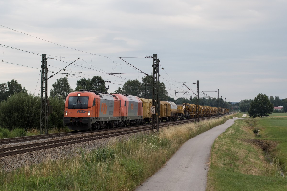 1216 901 und 2016 905 mit einem Bauzug am 9. Juli 2015 bei bersee am Chiemsee.