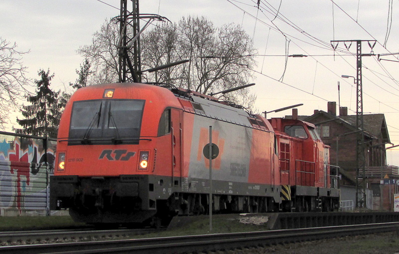 1216 902 und 293 003 der RTS bei der Durchfahrt in Weiterstadt am 01.M�rz.2014