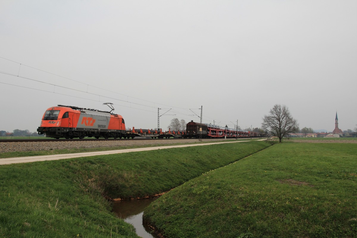 1216 903-5 mit einem gemischten Gterzug aus Salzburg kommend am 5. April 2014 bei bersee.