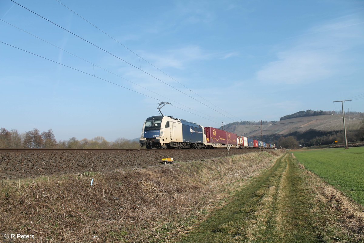 1216 950 zieht ein Containerzug bei Himmelstadt. 16.03.17