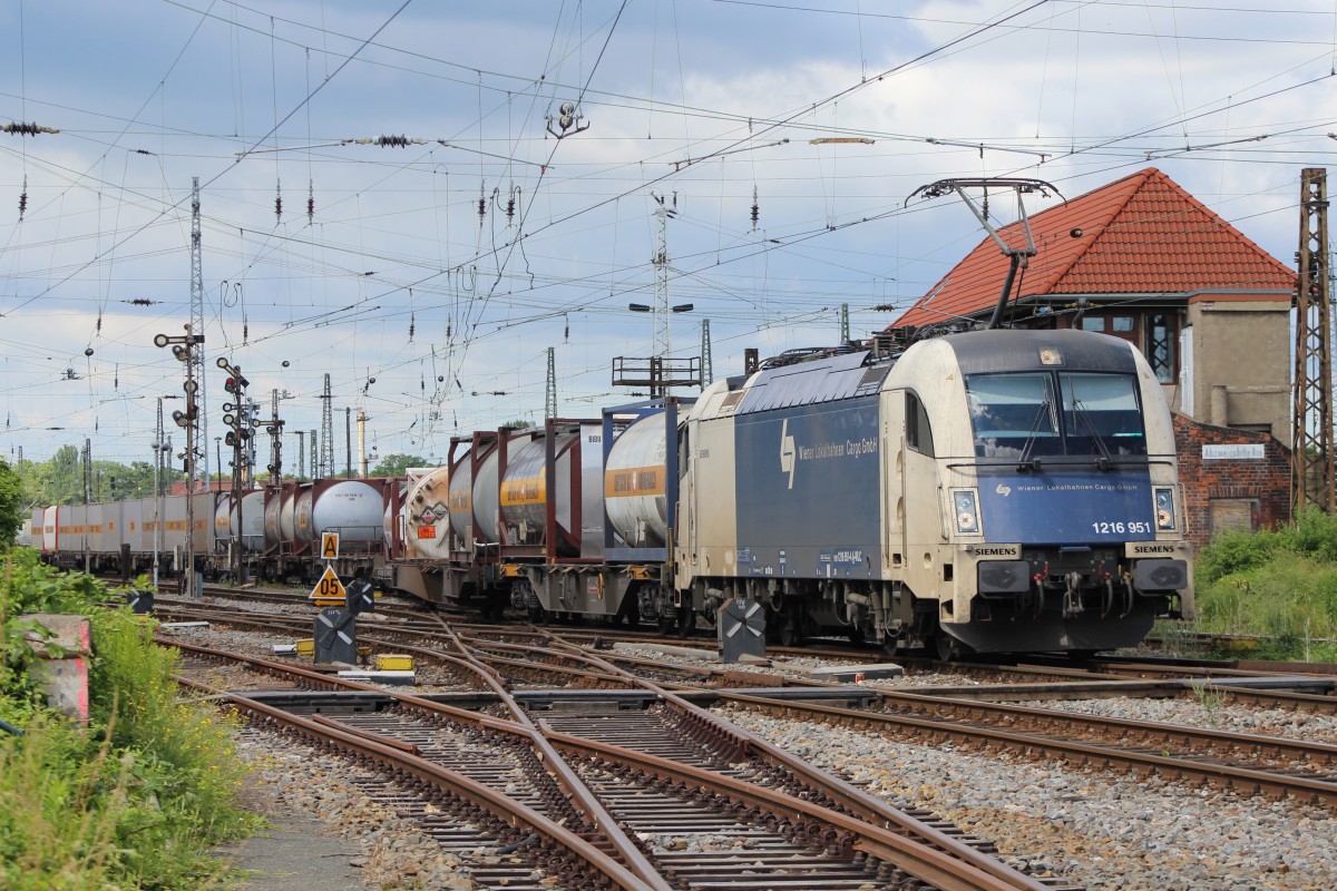 1216 951-4 am 22.06.2014 mit langen Bertschizug in Halle. Fotografiert außerhalb des Gleisbereiches. 