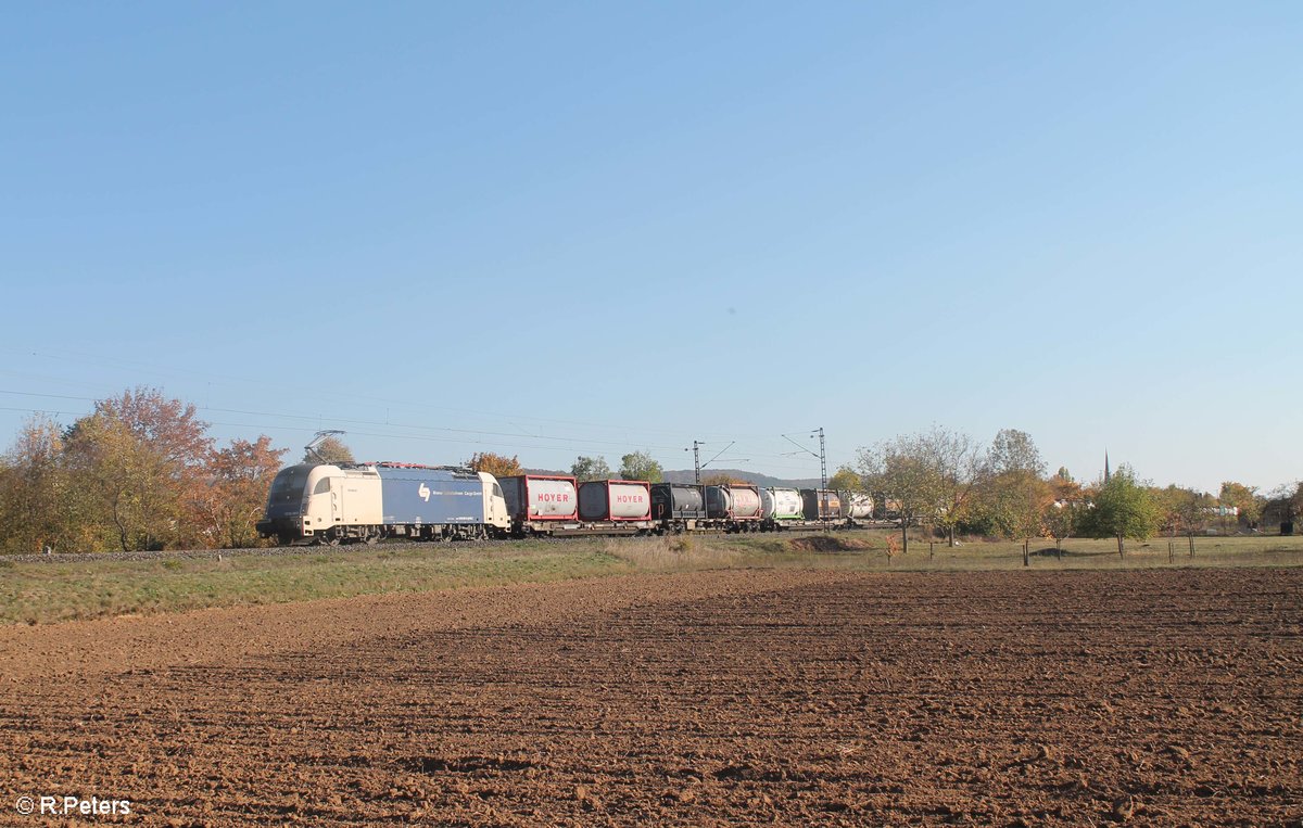 1216 951 zieht ein Containerzug bei Thüngersheim gen Norden. 13.10.18