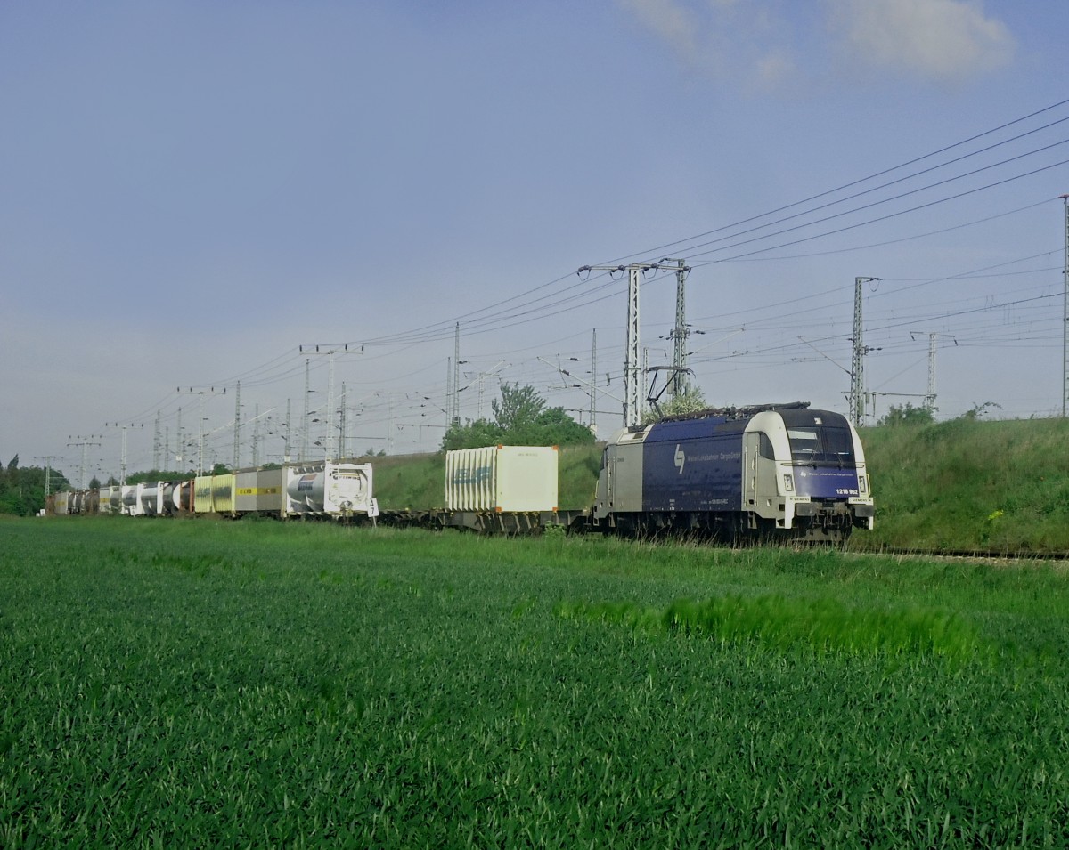 1216 952-2 auf der Verbindungsstrecke vom Rangierbahnhof Halle zum Bahnhof Peißen. Aufgenommen am 10.05.2014 bei Peißen. 