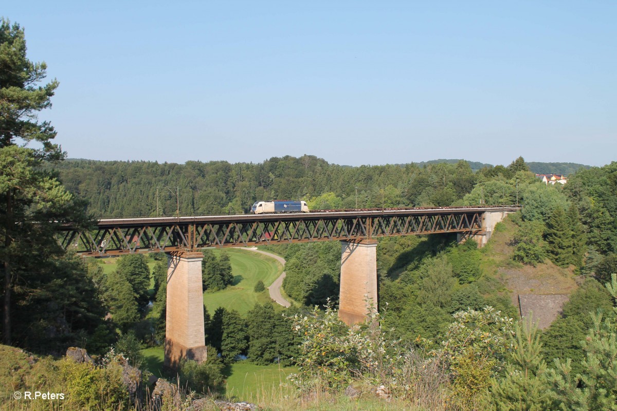 1216 953-0 überquert bei Beratzhausen das Viadukt mit einem leeren Containerzug. 25.07.14