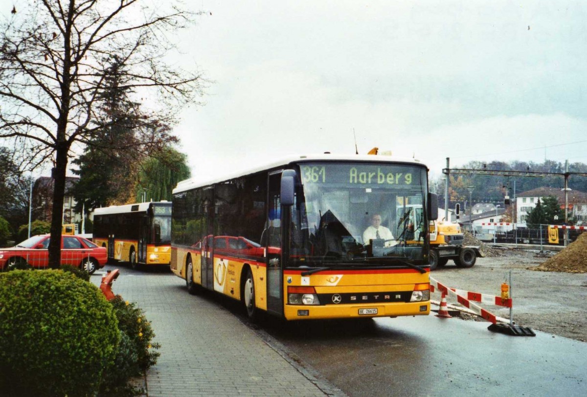 (122'034) - AVA Aarberg - Nr. 5/BE 26'615 - Setra am 16. November 2009 beim Bahnhof Lyss