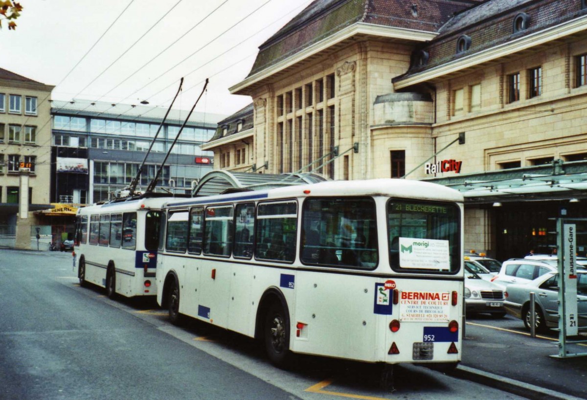 (122'212) - TL Lausanne - Nr. 952 - Rochat/Lauber Personenanhnger am 19. November 2009 beim Bahnhof Lausanne