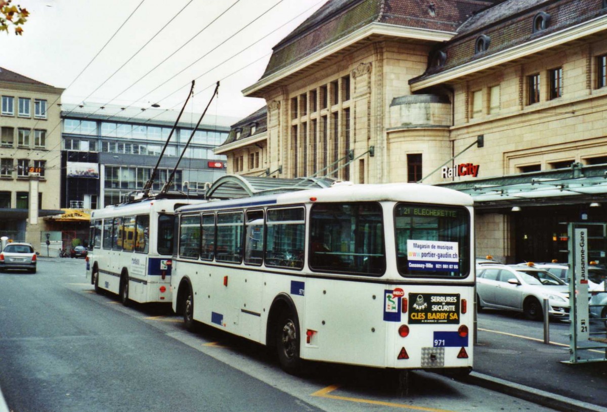 (122'218) - TL Lausanne - Nr. 971 - Rochat/Lauber Personenanhnger am 19. November 2009 beim Bahnhof Lausanne