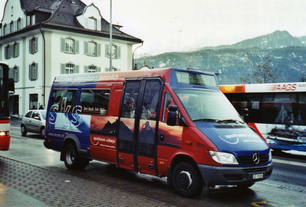 (122'612) - AAGS Schwyz - Nr. 26/SZ 71'126 - Mercedes am 10. Dezember 2009 in Schwyz, Postplatz