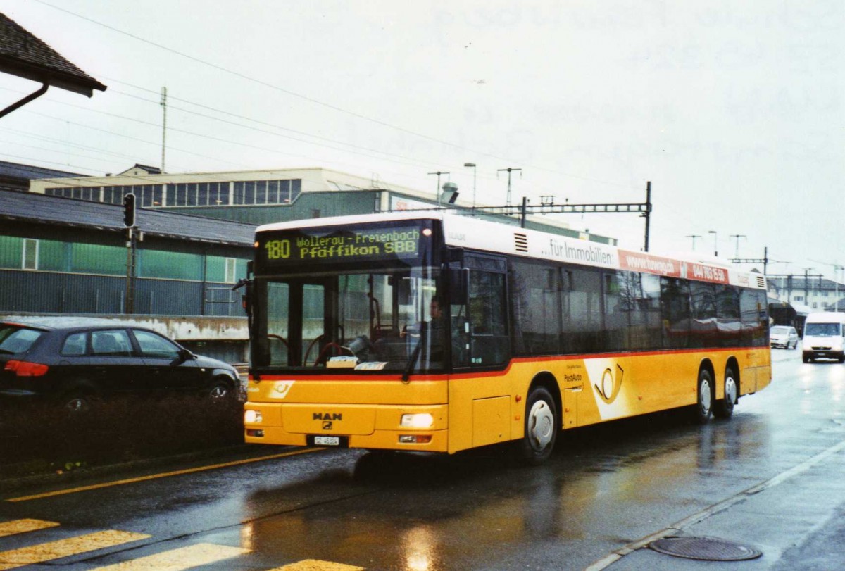 (122'718) - Schuler, Feusisberg - SZ 45'324 - MAN am 10. Dezember 2009 beim Bahnhof Samstagern