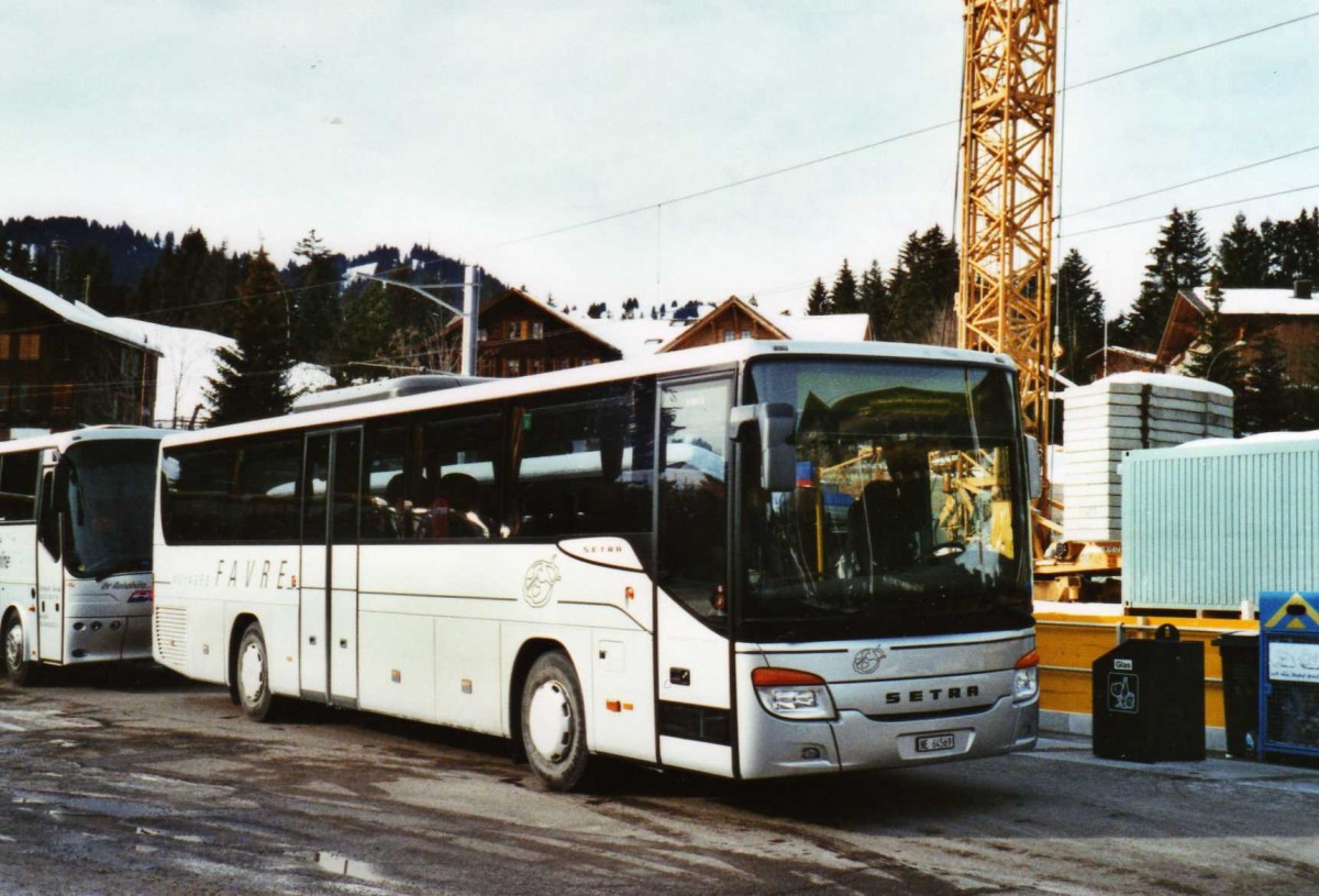 (124'306) - Favre, Rochefort - NE 64'569 - Setra am 24. Januar 2010 beim Bahnhof Saanenmser