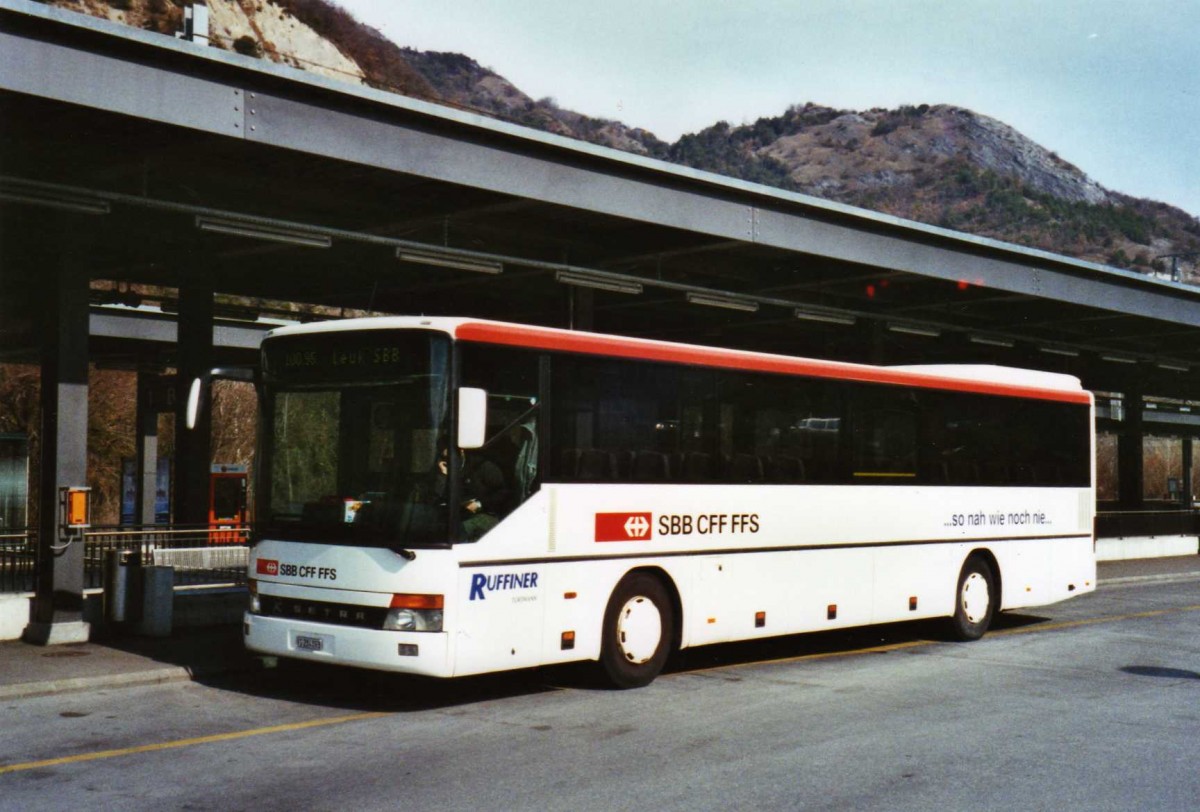 (124'717) - Ruffiner, Turtmann - VS 284'093 - Setra am 9. Mrz 2010 beim Bahnhof Leuk