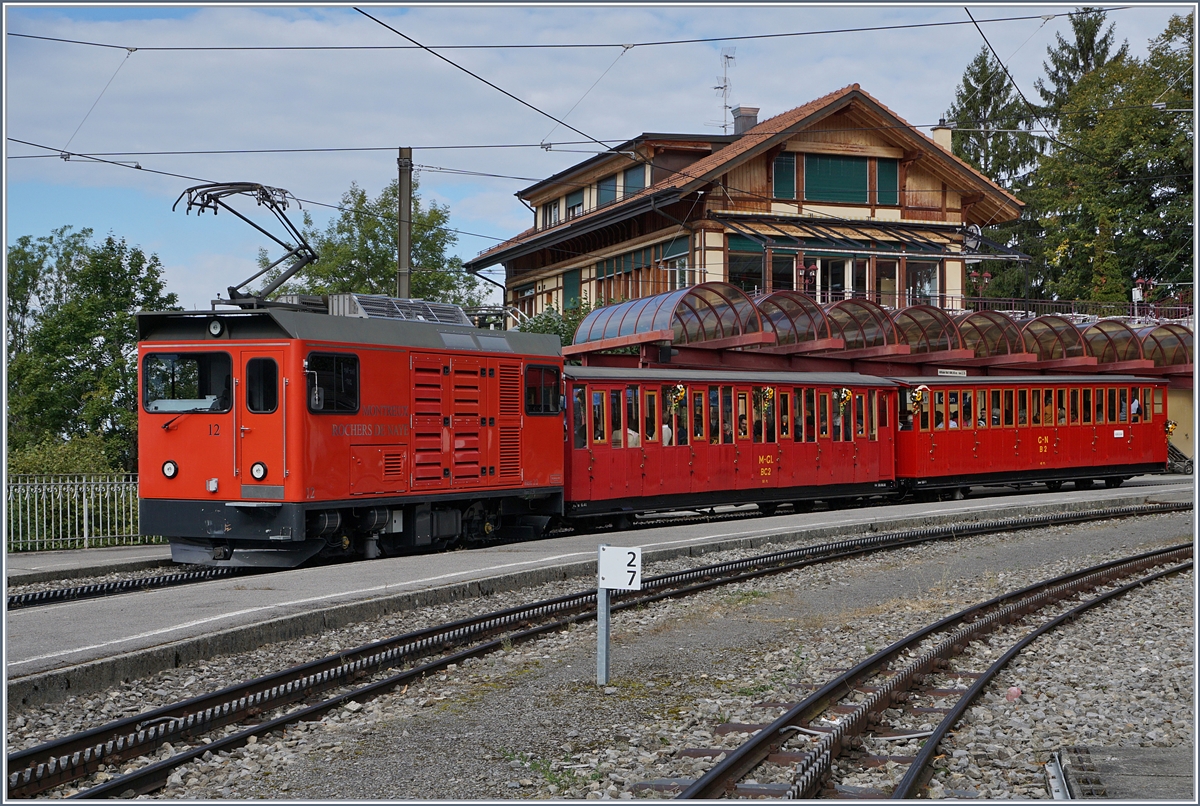 125 Jahre Glion Rochers de Naye - die modene Hme 2/2 N 12 schiebt den  Belle Epoque Zug  bergwrts und erffnet die Fahrzeugparade.
Glion, den 16. SEpt. 2017