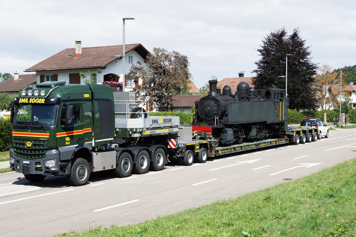 125 Jahre Yverdon-les-Bains-Ste-Croix TRAVYS/YStC LA TRACTION Am 1. und 2. September 2018 feiert die Strecke Yverdon-les-Bains-Ste.Croix ihr 125. Jubiläum. Zur Erinnerung an die ersten Betriebsjahre stehen an beiden Festtagen Dampfzüge für Sonderfahrten im Einsatz. Am 27. August 2018 wurde für diesen besonderen Anlass auf der Strasse ein Dampfzug von La Traction, bestehend aus der G 2/3 + 3/3 E 206 und den BC 74 und BC 75, von Le Noirmont nach Yverdon-les-Bains transportiert. Impressionen von Le Noirmont. Foto: Walter Ruetsch 